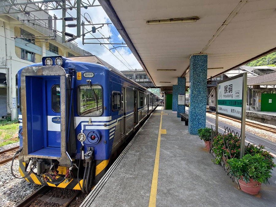 ホームと各駅停車の車両。