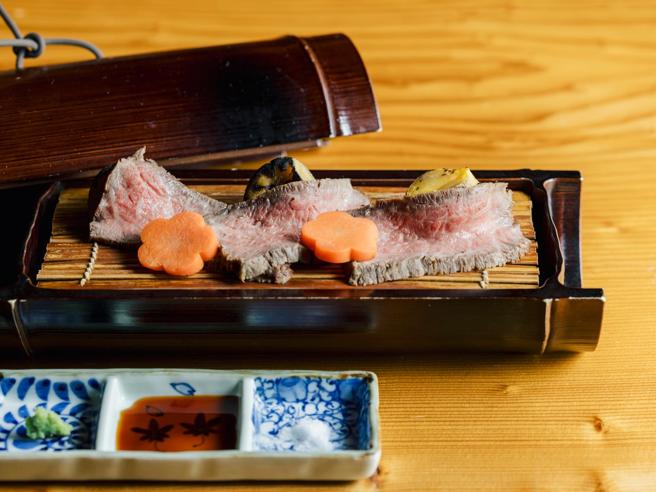 強肴は秋田牛の竹筒蒸し。塩と甘口の醤油でいただく。