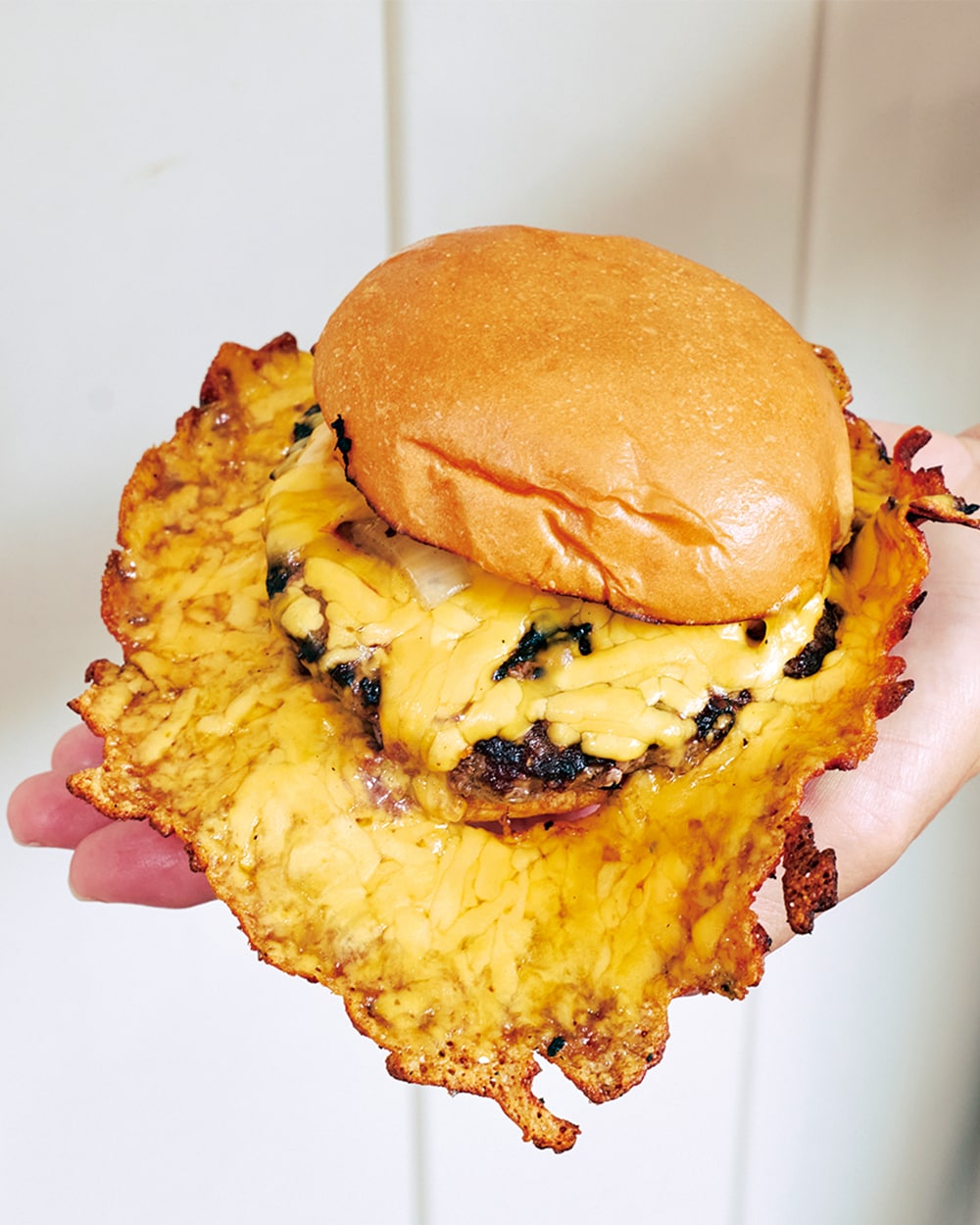 クリスピー チーズ バーガー $10。