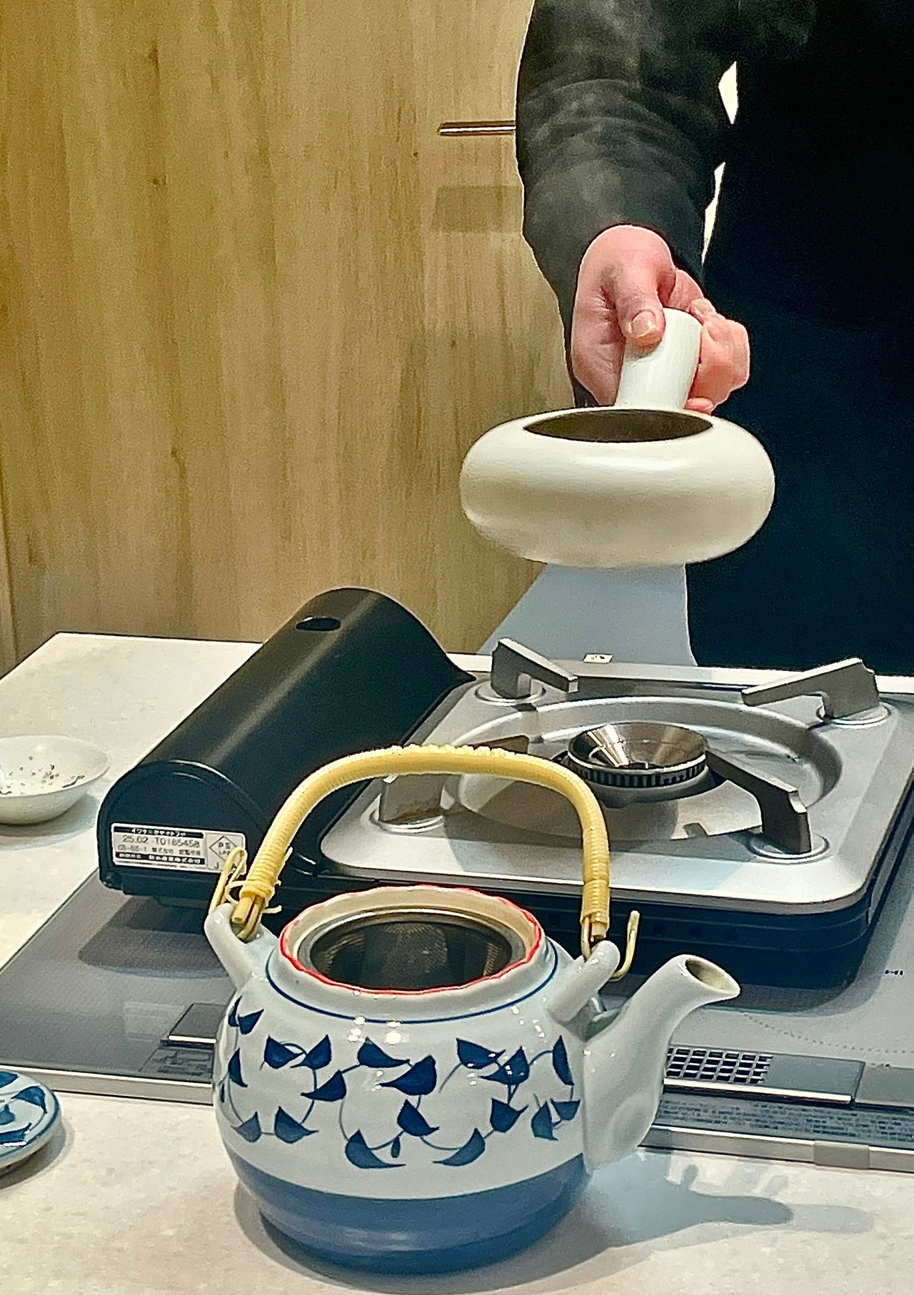 焙烙で煎るうちに湯気が立ち始め、香ばしい香りが広がっていきます。