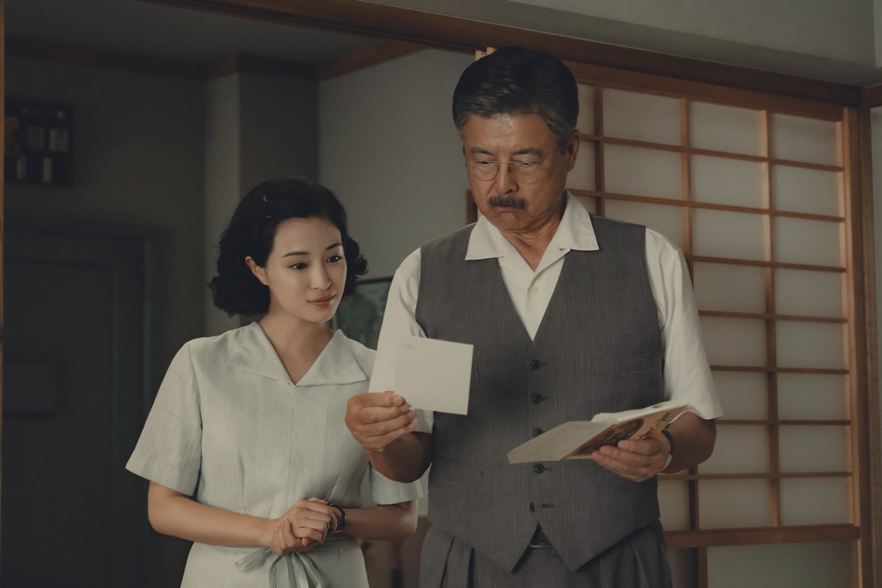 緒方(三浦友和)と悦子(広瀬すず) ©2025 A Pale View of Hills Film Partners
