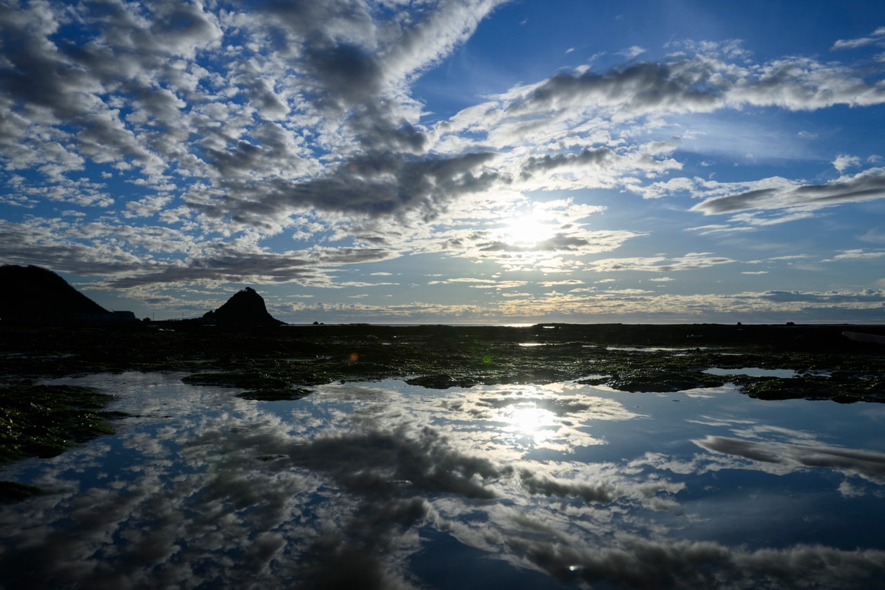 沢崎海岸付近の通称・万畳敷では、条件があえば、佐渡のウユニ塩湖ともいわれる鏡面の世界を楽しめます。