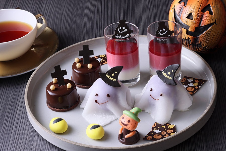 黒と赤を基調に、ハロウィンを象徴するちょっと怖くてかわいいキャラクターをかたどった、スイーツとセイボリーがお祭りムードを盛り上げる。写真は上段のスイーツプレートのイメージ。