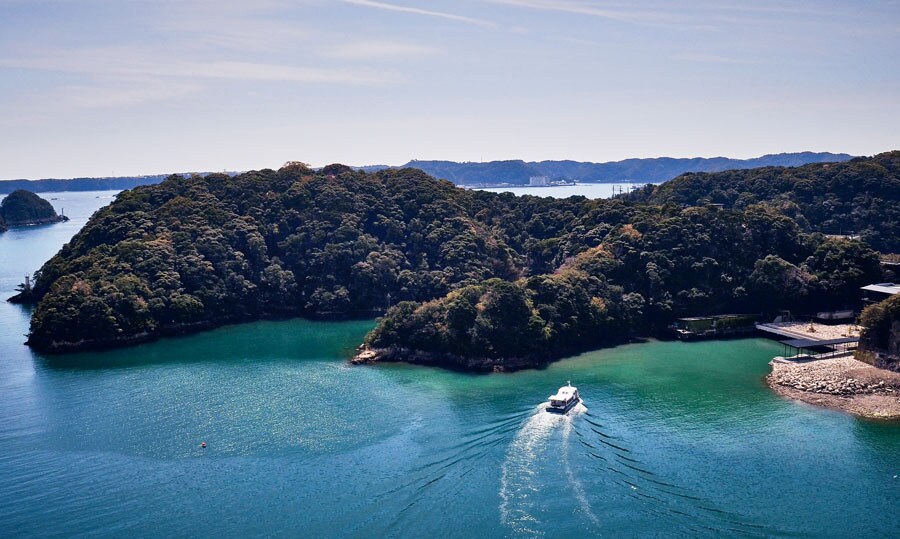 エーゲ海のような海の蒼さがすごい！　チェックインの時間帯に15分～20分間隔で専用船が運行している。