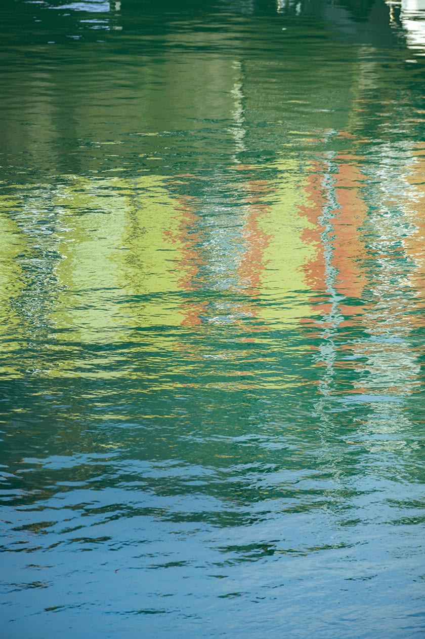 風の少ないときは対岸の建物が鮮やかに映り込む。
