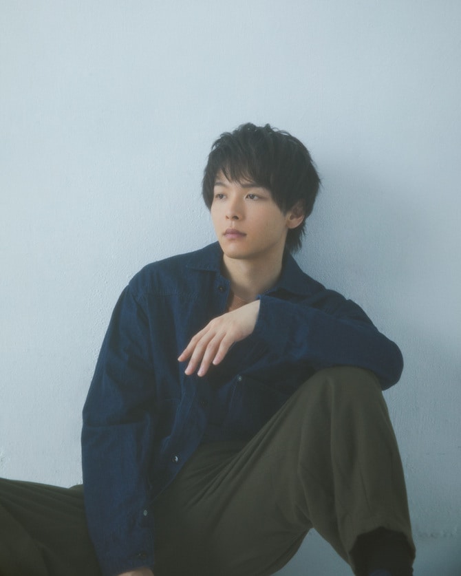 ジャケット 41,800円／ポストオーバーオールズ(ポストオーバーオールズ) ニット 31,900円／ラッピンノット(HEMT PR) パンツ 42,900円／エムズ ブラック(セコンド ショールーム) シューズ 49,500円／フット・ザ・コーチャー(ギャラリー・オブ・オーセンティック) ソックス／スタイリスト私物