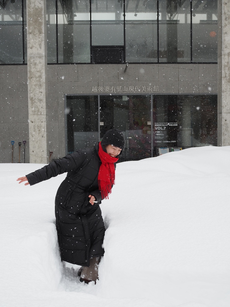 「 研ぎ澄ます、雪の妻有」 ⼭本 茜  「ようやく到着」 やっとのことで、越後妻有里山現代美術館MonETに到着。