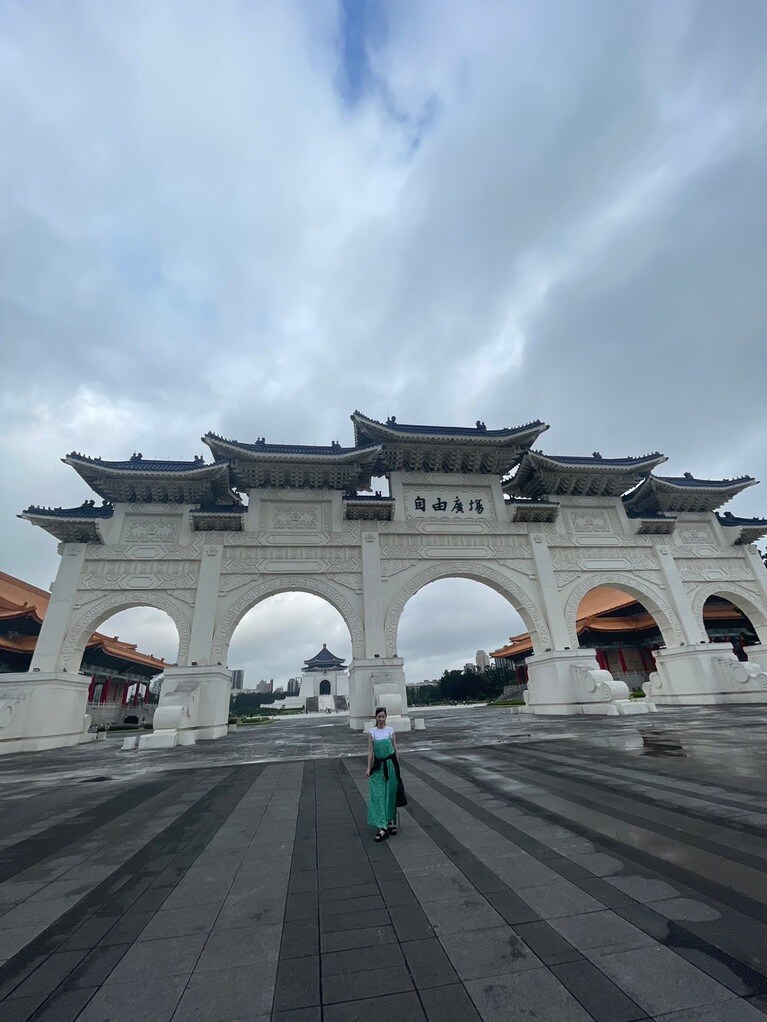 台湾の中正紀念堂を訪れた谷口ももよさん。