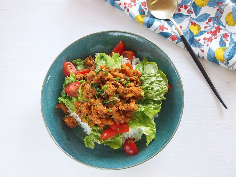 （6）ご飯の上に（4）の具をのせて完成です。