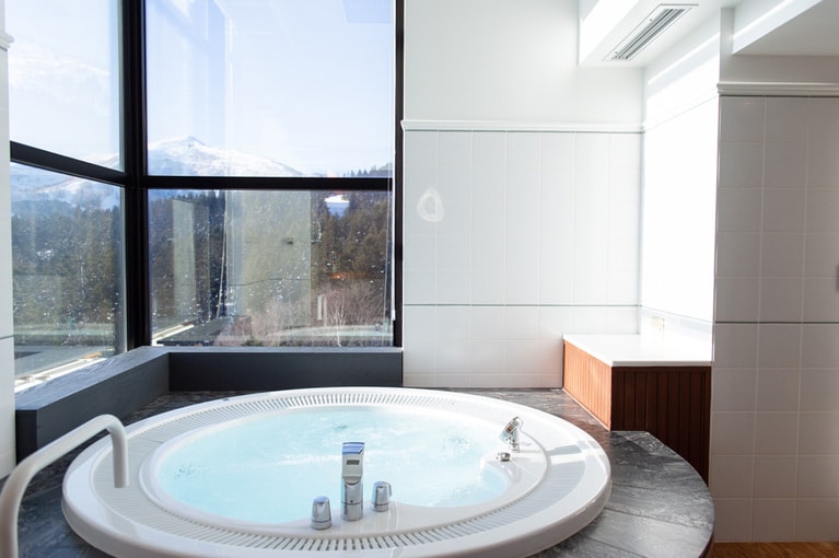 寒い外から部屋に帰ってジャクジーやサウナで温まるのは、至極の時間。