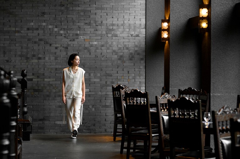 「PEDALA RIDEWALK」のソールの意匠には、ジャポニズムからインスパイアされた和柄を採用。「靴底って、見えないようで意外と見えるんですよ！ おしゃれな人ほど、靴底にまで気を配るんじゃないでしょうか。見えないような部分にまでこだわって開発するなんて、すごく素敵で粋ですよね」