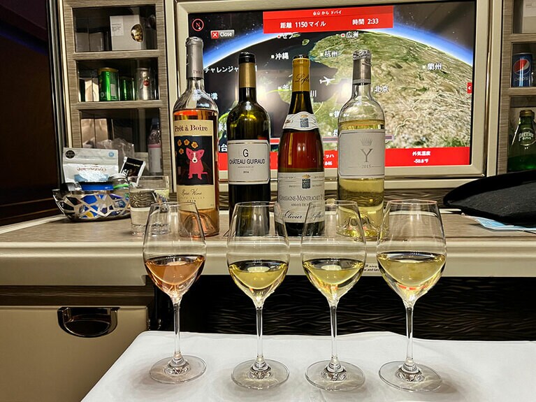 この日の白ワインは、フランスのボルドーが2種類、ブルゴーニュが1種類、ピンクの犬の絵がかわいいエチケットのロゼワインはカリフォルニアのナパバレーのもの。