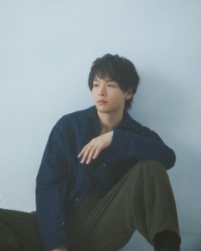 ジャケット 41,800円／ポストオーバーオールズ(ポストオーバーオールズ) ニット 31,900円／ラッピンノット(HEMT PR) パンツ 42,900円／エムズ ブラック(セコンド ショールーム) シューズ 49,500円／フット・ザ・コーチャー(ギャラリー・オブ・オーセンティック) ソックス／スタイリスト私物