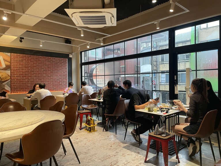 ありがたいことにお酒も提供されています。台湾式居酒屋“熱炒”スタイルで、ドリンクは店内の冷蔵庫からセルフで選び取るシステムです。