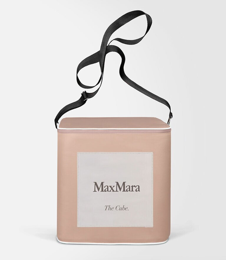 ベージュとホワイトもある全4色のトラベルバッグ 各00000円。