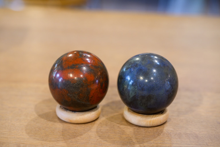 CREAスタッフが作ったどろだんご。マットだったどろだんごが、磨けば磨くほどツルッツルに。