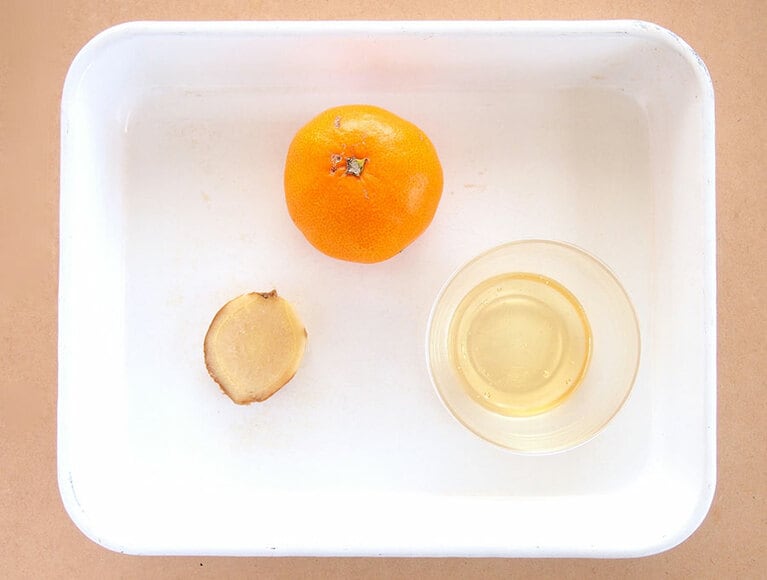 みかん：1個／生姜：10g／はちみつ：大さじ1／水：300ml。