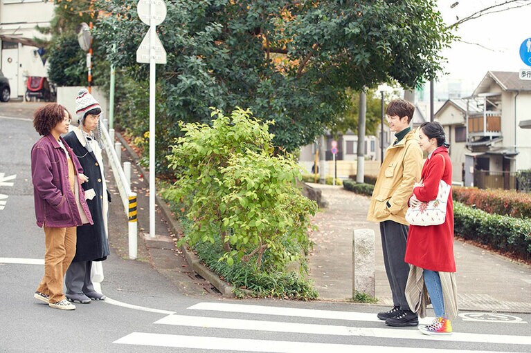 左からゆみこ(中原ナナ)、柊(佐藤緋美)、等(宮沢氷魚)、さつき(小松菜奈) © 2021映画「ムーンライト・シャドウ」製作委員会