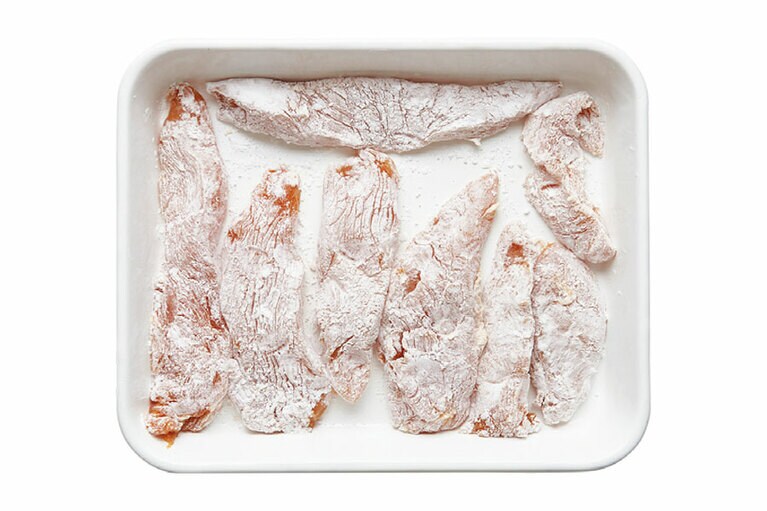 【作り方】(2)ペーパータオルで(1)の汁気をふき取り、片栗粉をまぶす。