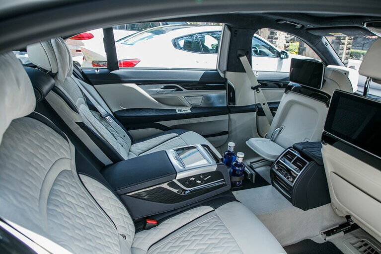 プライベートラウンジのような広々としたシートには、クラフトマンシップを感じさせる極上のレザーを採用。