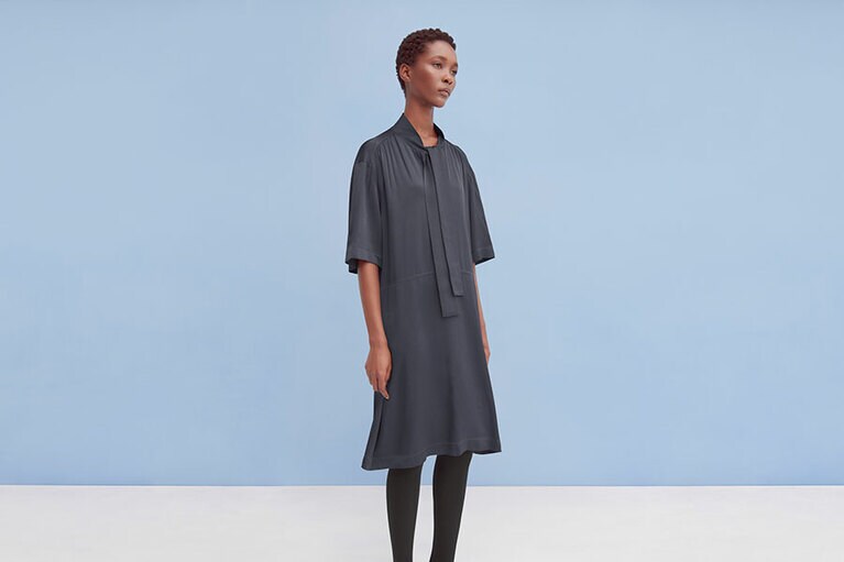 クレープボウタイワンピース(5分袖) 4,990円。