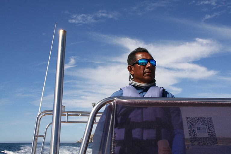 本日のキャプテンは船に乗って20年というホセさん。全部で9種類ほど、ワンシーズンに2500頭ものクジラがこの海で暮らしているのだと教えてくれた。