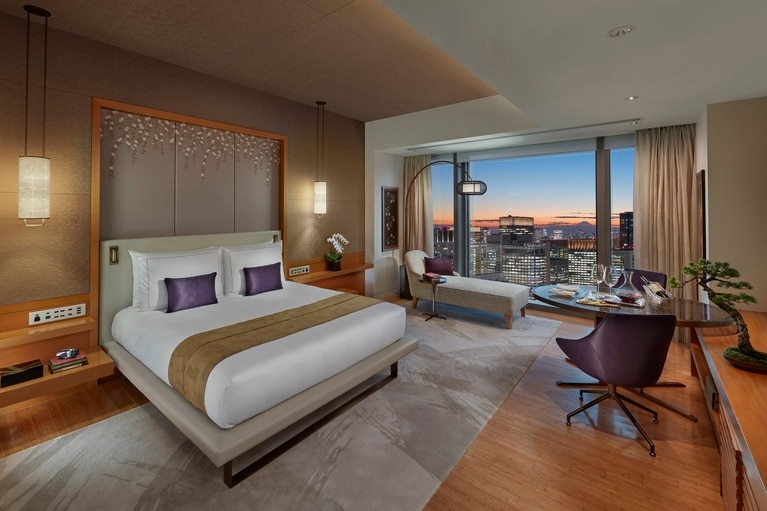 157の客室と22のスイートは、日本の自然美や伝統美をモダンに昇華し、コンテンポラリーに表現した優美な空間。写真は客室の一例「マンダリン グランド ルーム」。