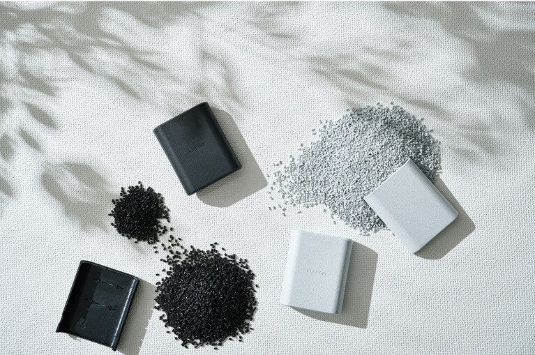 筐体は再生プラスチックを採用。