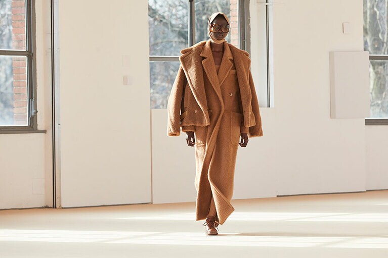 ショーのスタートを飾ったアイコンのテディコート。