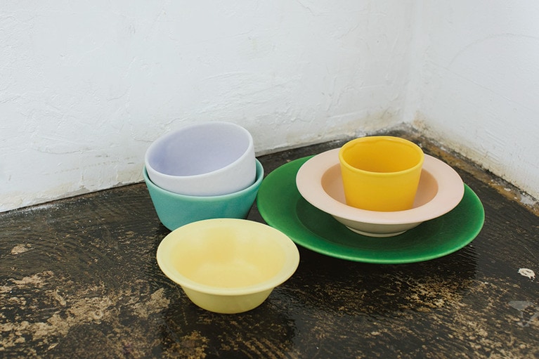 「吉村和美のカラフルな器」右から、黄色カップ φ9×H7cm 3,200円、山桜色スープ皿 φ14×H4.8cm 参考商品、緑色広縁皿 φ24cm 8,600円、薄黄色小鉢 φ18×H5cm 3,600円、月白色どんぶり φ11.5×H8cm 4,800円、水色深鉢 φ13×H6cm 4,000円。