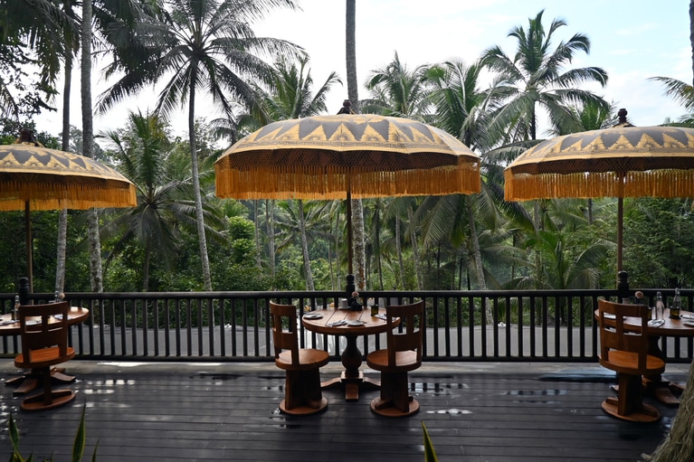 眺めのいいテラス席が人気。