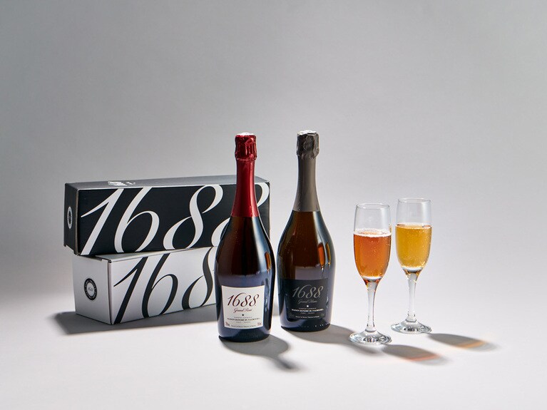 左から: 1688 Grand Rosè 、1688 Grand Blanc 各4,212円(各750ml)。