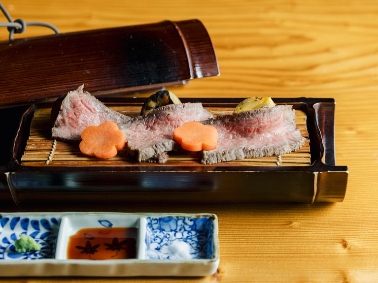 強肴は秋田牛の竹筒蒸し。塩と甘口の醤油でいただく。