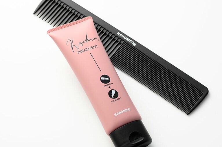 ちょい足しに使っている「ハホニコ KESAKIREI トリートメント」80g 990円。コームで伸ばして使います。右は、「ハホニコ トリメンコーム」990円(ともにハホニコハッピーライフ)
