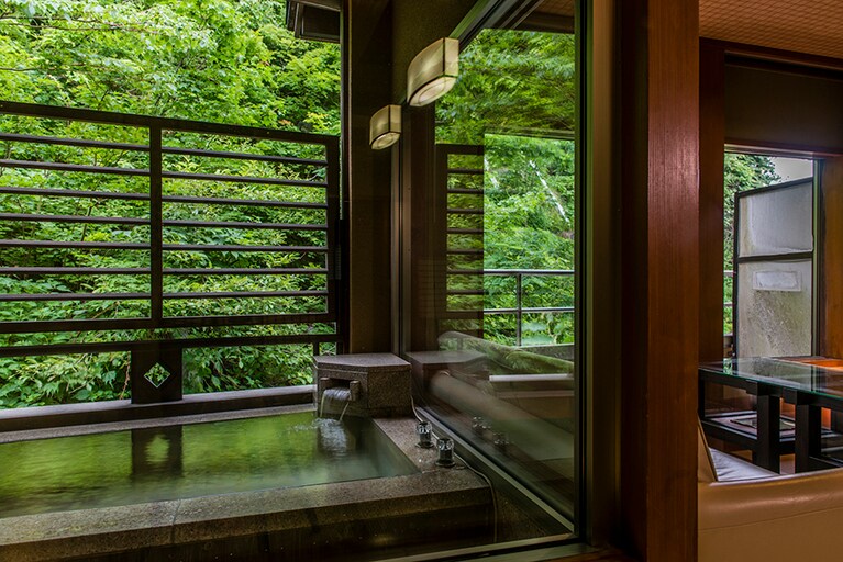 深山荘 高見屋［山形／蔵王温泉］「離庵山水」次の間付き客室の露天風呂。