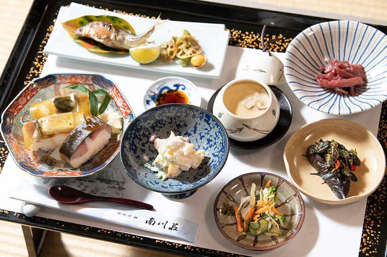 お膳の上には、これまで口にしたことのないお料理の数々が……。