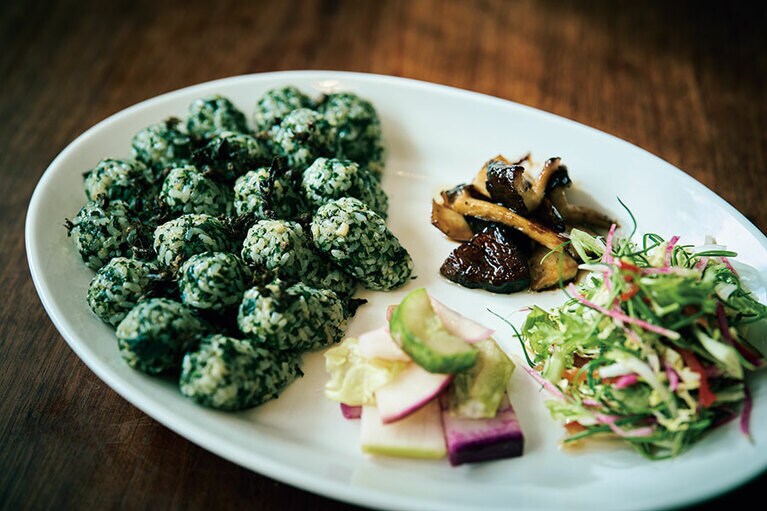 ナズナのおむすび W15,000。ゴマ油を効かせたひと口おむすび。