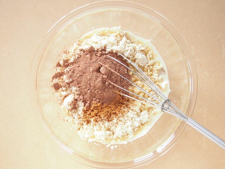 (3)［B］の食材を入れてよく混ぜます。