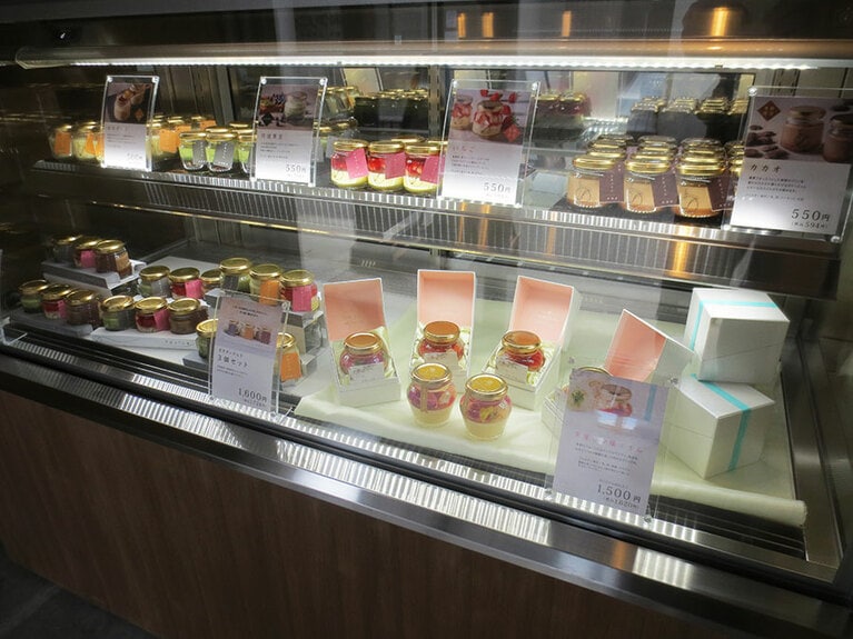 入口すぐのショウケース。お取り寄せもできます。