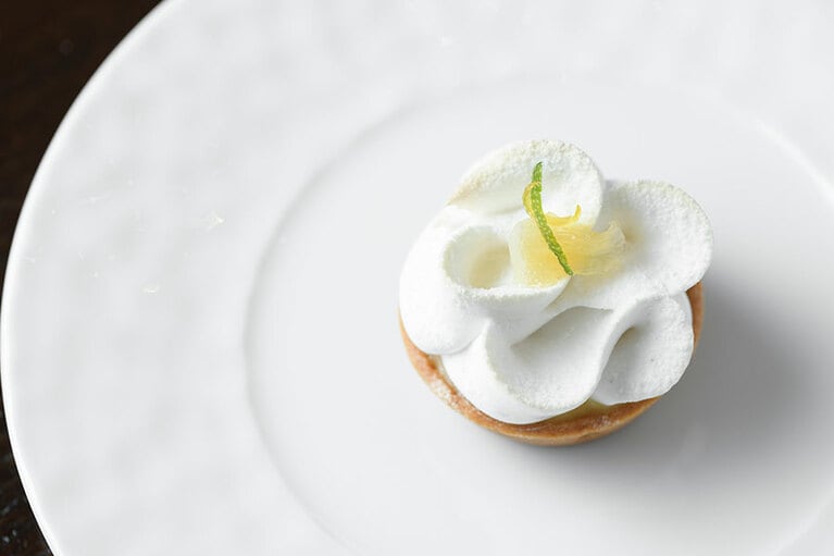 「シトロンカルダモン」はカルダモン薫るふわふわメレンゲを載せたレモンタルト。