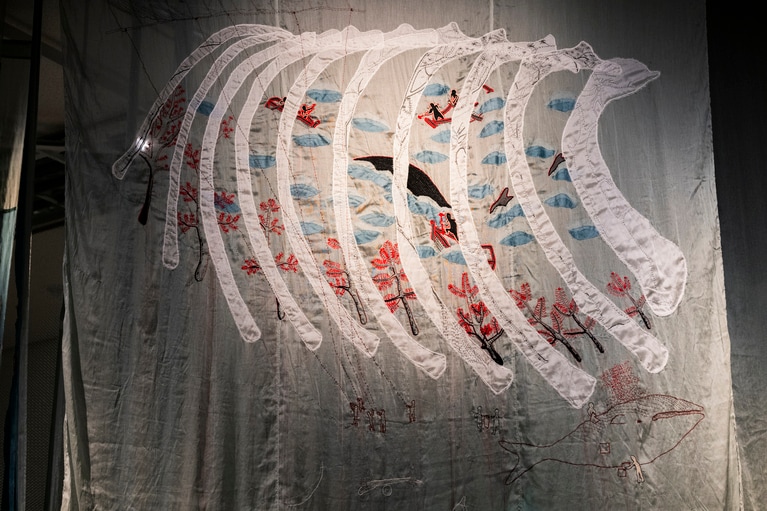 刺繍によって作品に記録された人と鯨との物語。捕鯨と反捕鯨という極端な二項対立からの脱却のヒントがそこにはある。