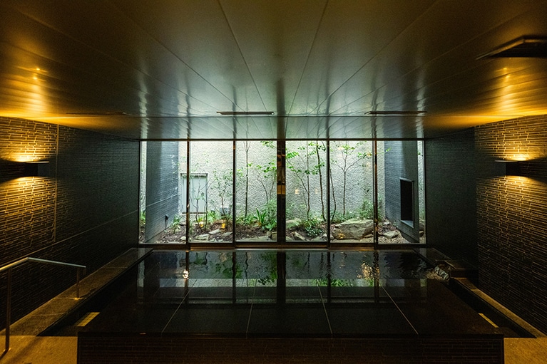 落ち着いた雰囲気の大浴場。15時～翌10時まで、好きなときに利用できます。