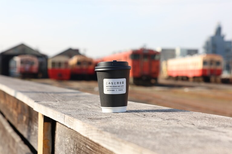 すぐそこは線路！　停車中の列車がズラリと並んだ様子が見られるのは、五井駅が始発駅だからこそ。