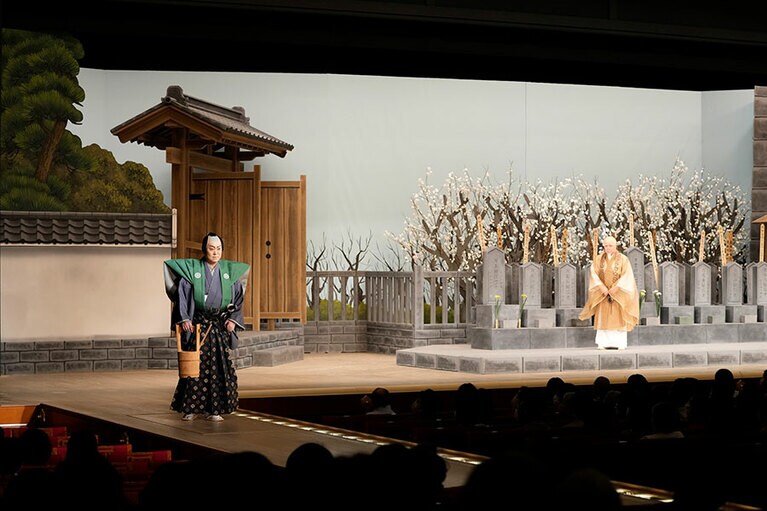 第一部『荒川十太夫』左より、荒川十太夫＝尾上松緑さん、泉岳寺和尚長恩＝市川猿弥さん(©松竹)。