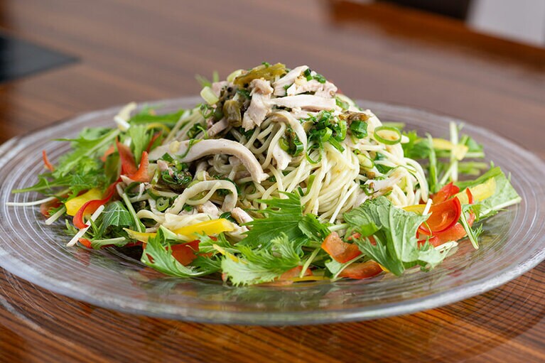 「焼き青唐辛子と蒸し鶏のサラダ涼麺」は2,400円。8月31日までの限定。