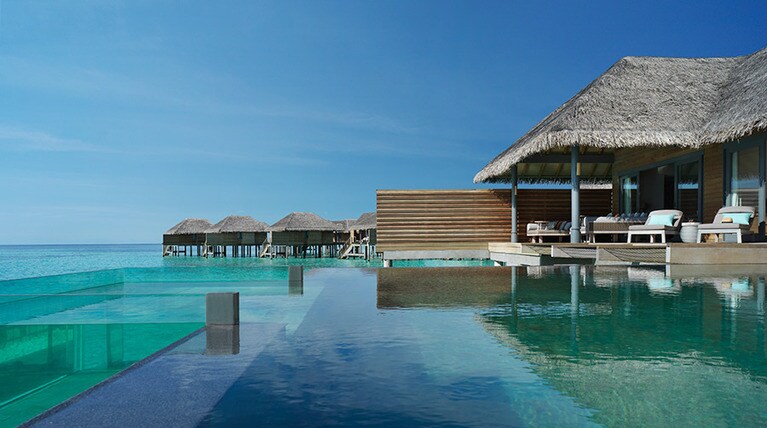 最も贅沢な4ベッドルーム水上プールレジデンス。プールの一角がガラス製で、海に浮かんでいるような仕掛けが。