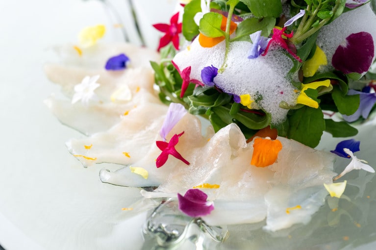 ふぐのカルパッチョ 柑橘のスキューマ。