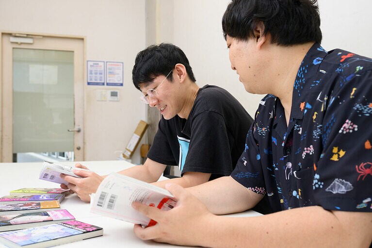 インタビューに答えてくれた、ロングコートダディのおふたり。