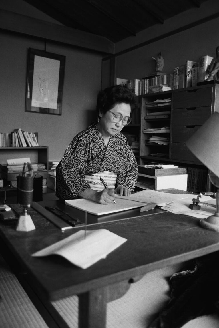 書斎で机に向かう佐藤さん。60代の頃。