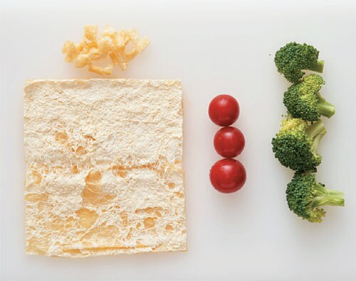 【切り方】・油揚げ：1枚に開く(長い1辺を残して3辺を少し切る。切り落とした端はみじん切り) ・ミニトマト：ヘタを取る ・ブロッコリー：小房に分ける